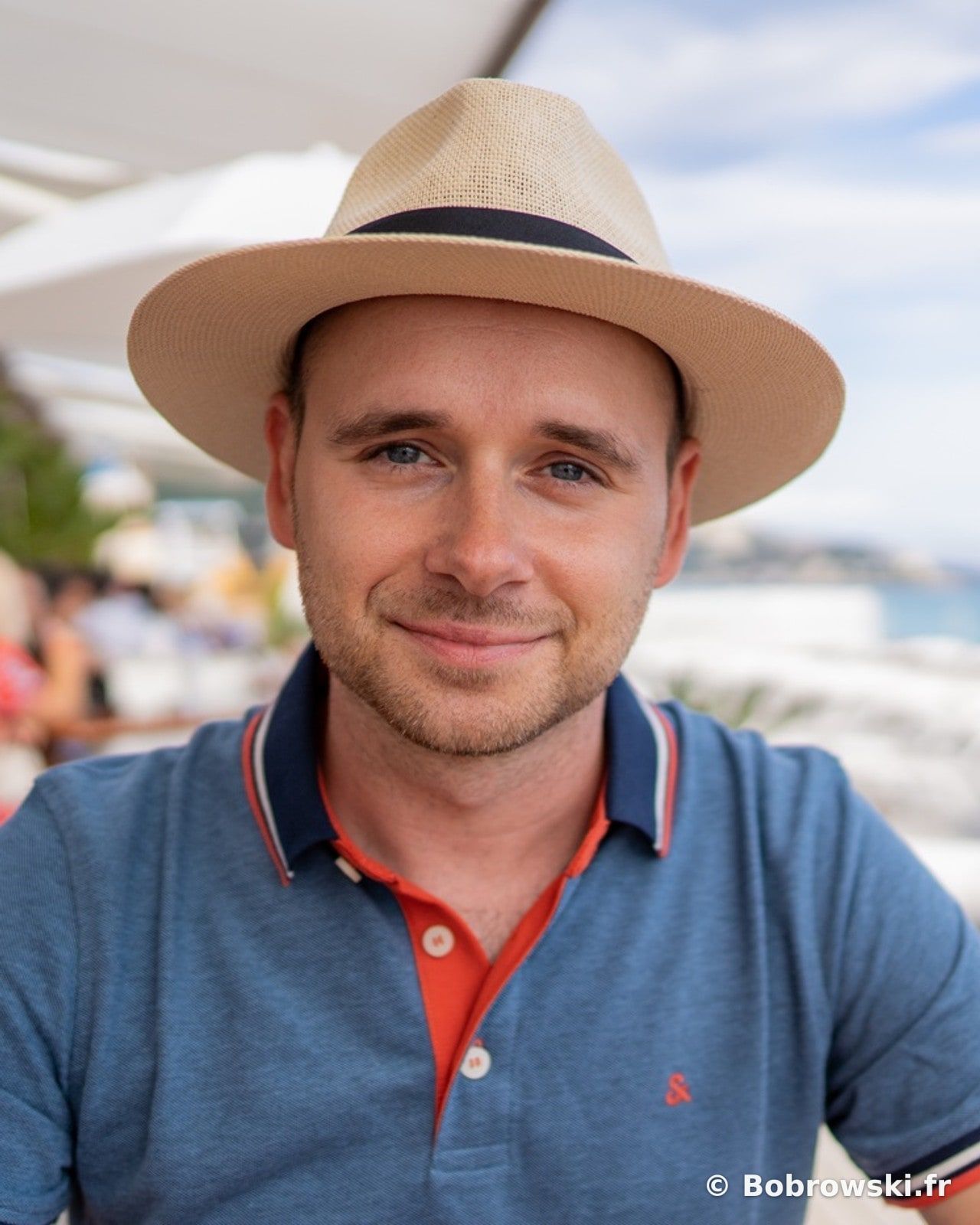 Tomasz Bobrowski en chapeau sur une plage de Nice